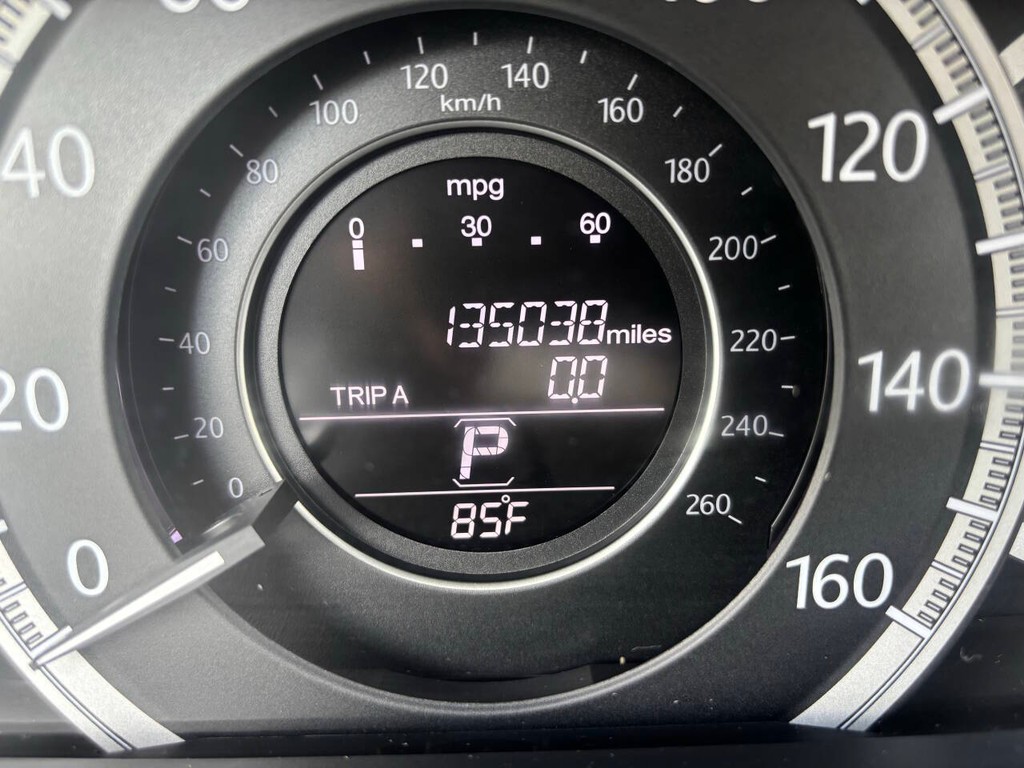 Honda Accord Sedan Vehicle Full-screen Gallery Image 28
