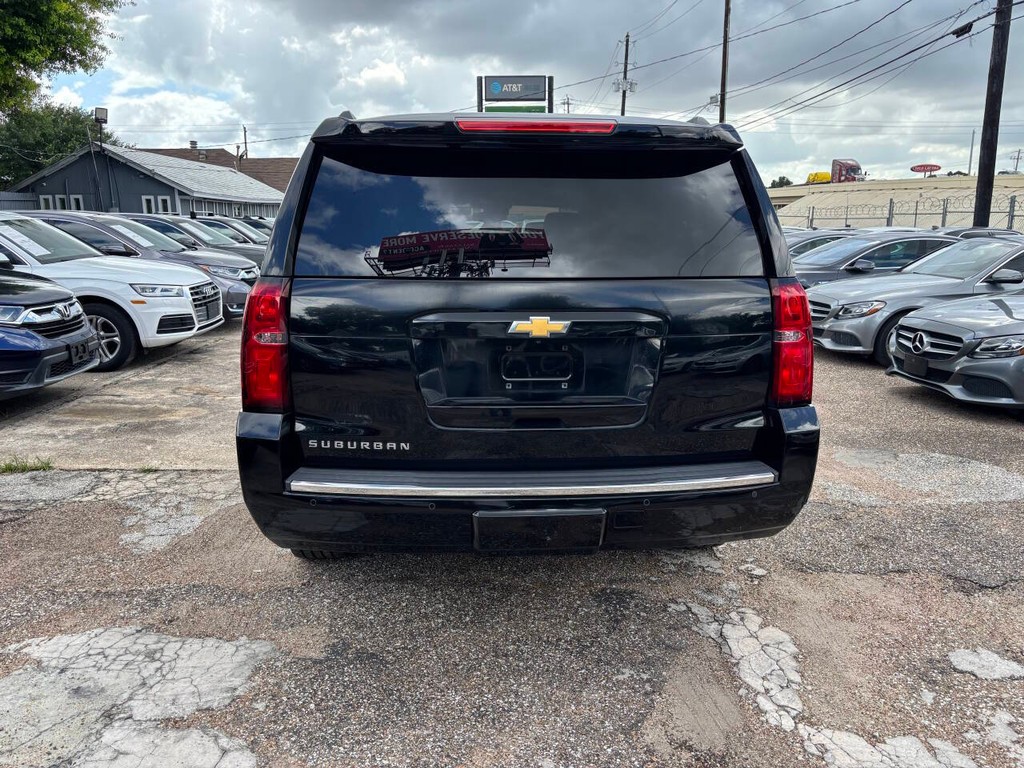Chevrolet Suburban Vehicle Full-screen Gallery Image 05