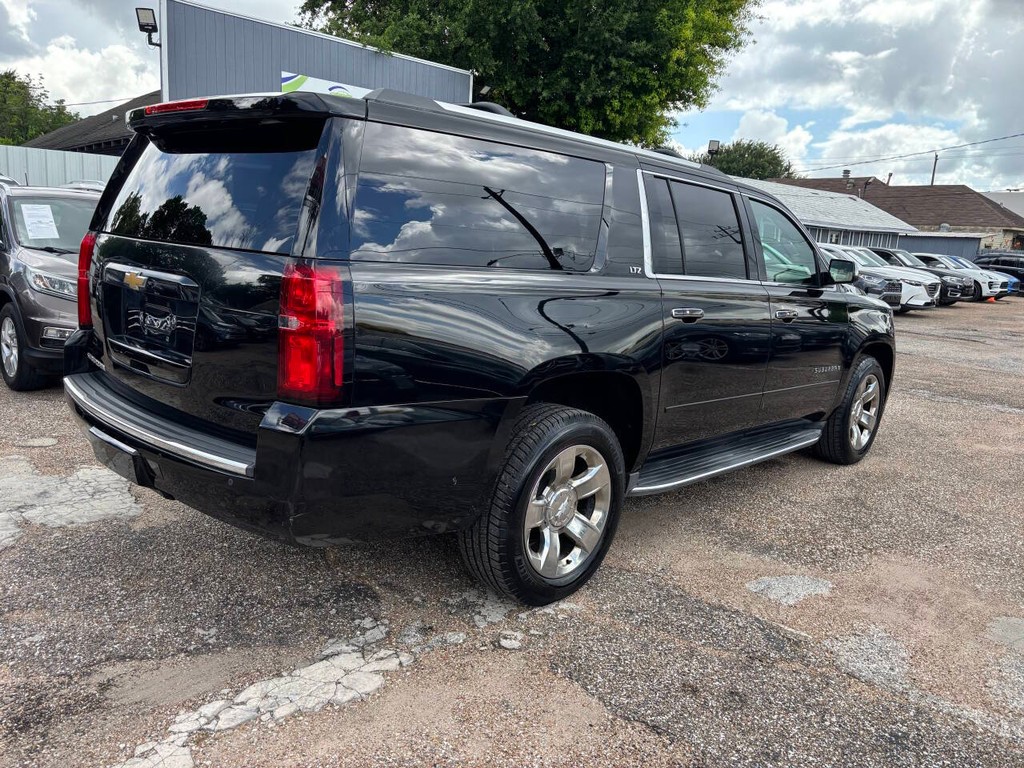 Chevrolet Suburban Vehicle Full-screen Gallery Image 06