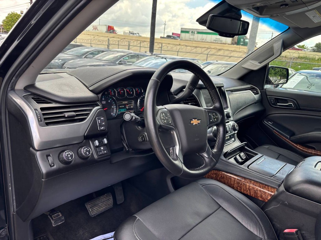 Chevrolet Suburban Vehicle Full-screen Gallery Image 07
