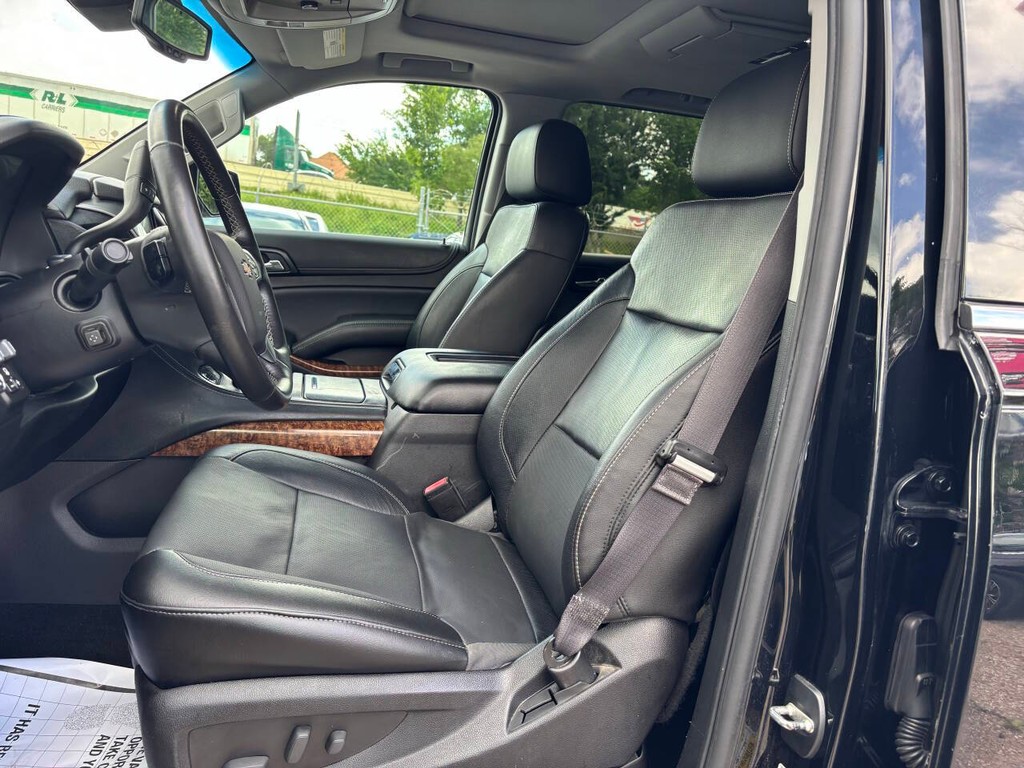 Chevrolet Suburban Vehicle Full-screen Gallery Image 08