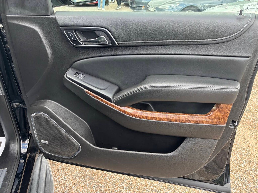 Chevrolet Suburban Vehicle Full-screen Gallery Image 12