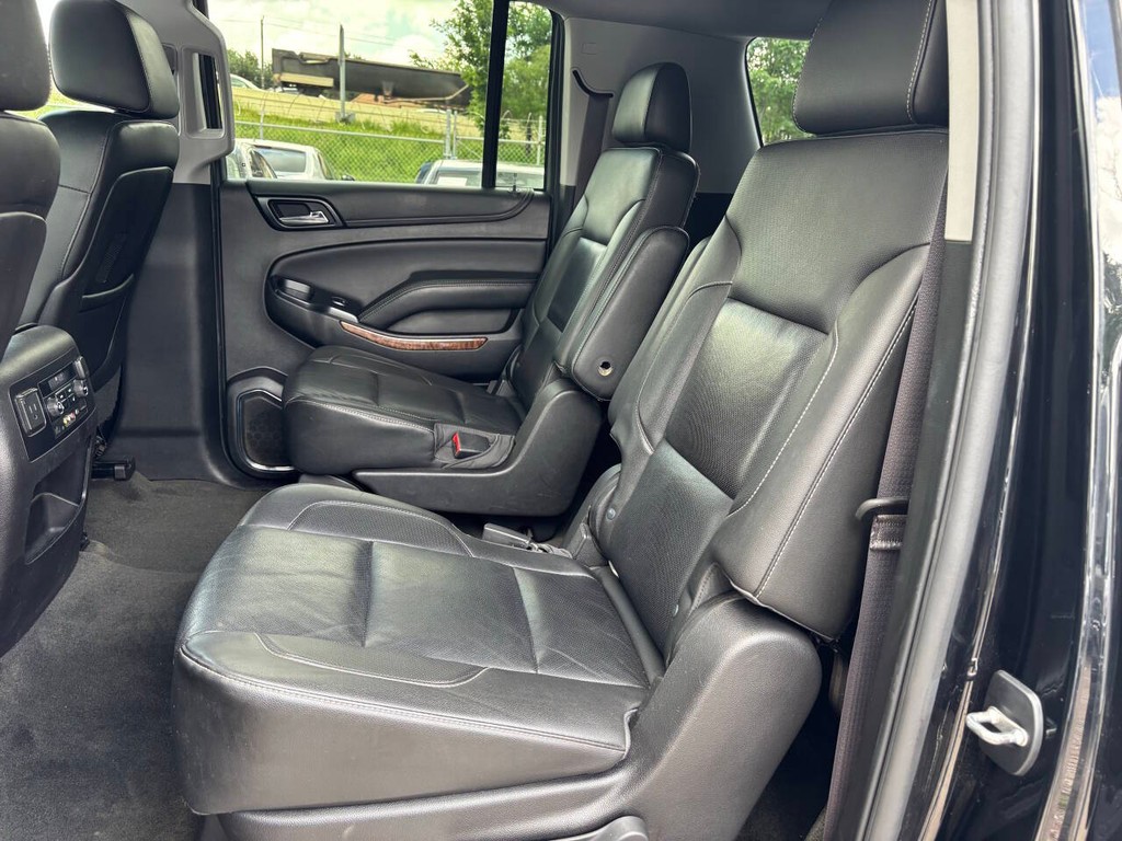 Chevrolet Suburban Vehicle Full-screen Gallery Image 13