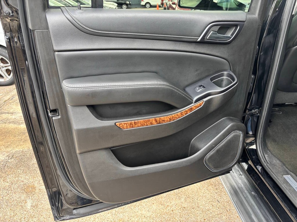 Chevrolet Suburban Vehicle Full-screen Gallery Image 14