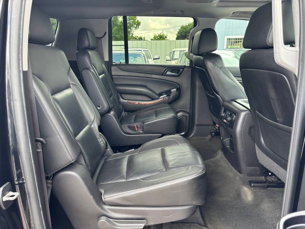 Chevrolet Suburban Vehicle Full-screen Gallery Image 15
