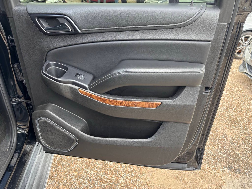 Chevrolet Suburban Vehicle Full-screen Gallery Image 16
