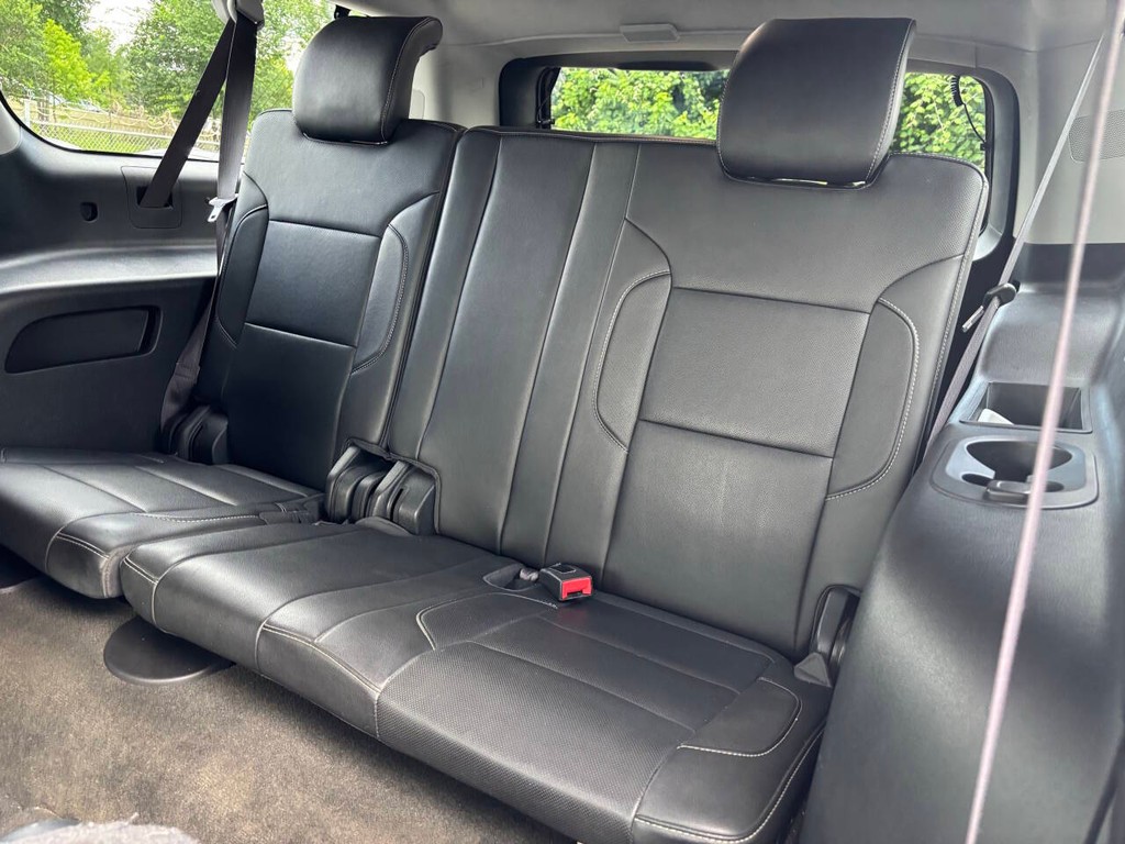 Chevrolet Suburban Vehicle Full-screen Gallery Image 17