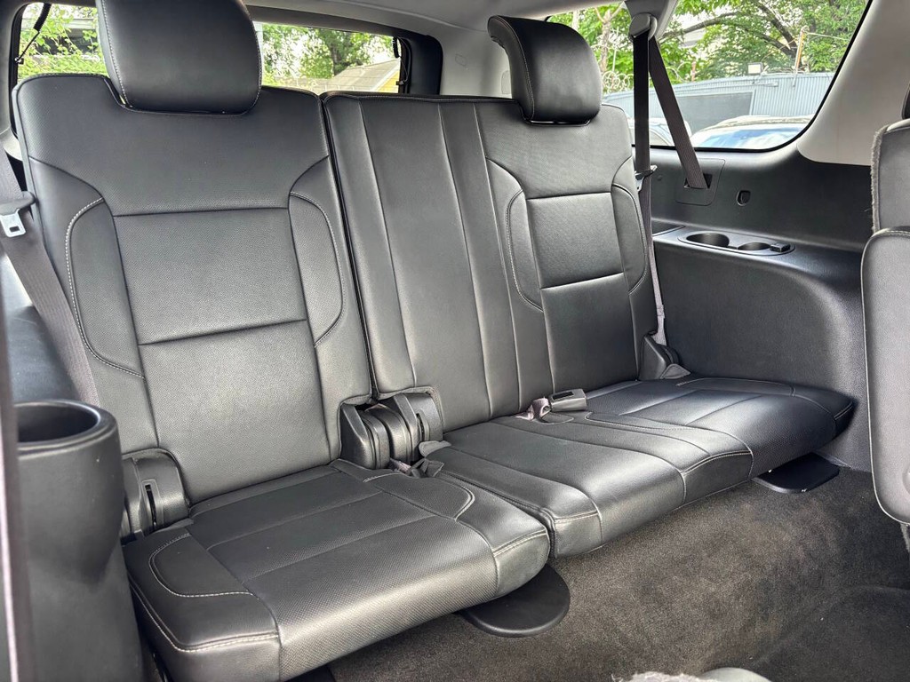 Chevrolet Suburban Vehicle Full-screen Gallery Image 18