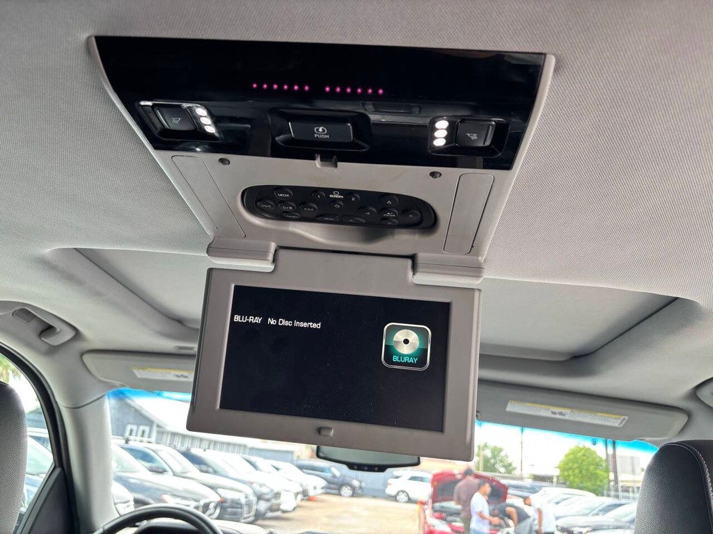 Chevrolet Suburban Vehicle Full-screen Gallery Image 21