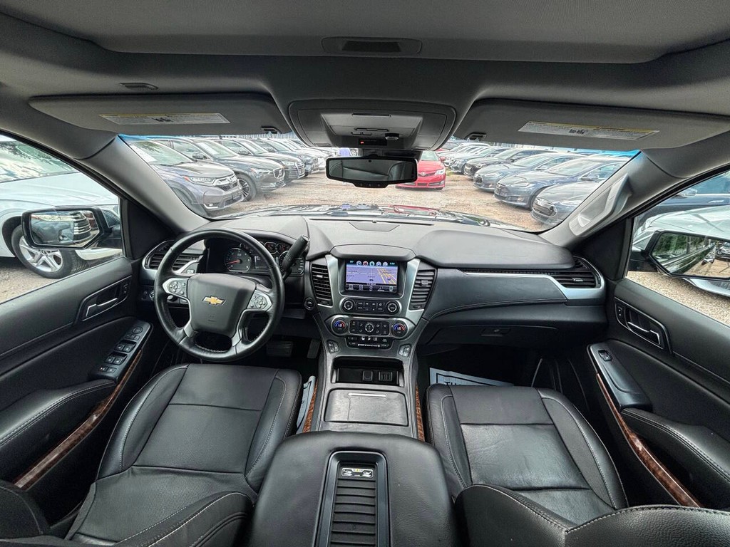 Chevrolet Suburban Vehicle Full-screen Gallery Image 22