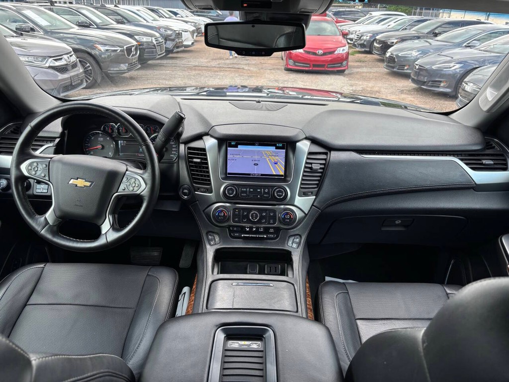 Chevrolet Suburban Vehicle Full-screen Gallery Image 23
