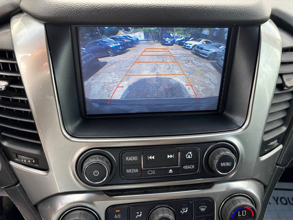 Chevrolet Suburban Vehicle Full-screen Gallery Image 25