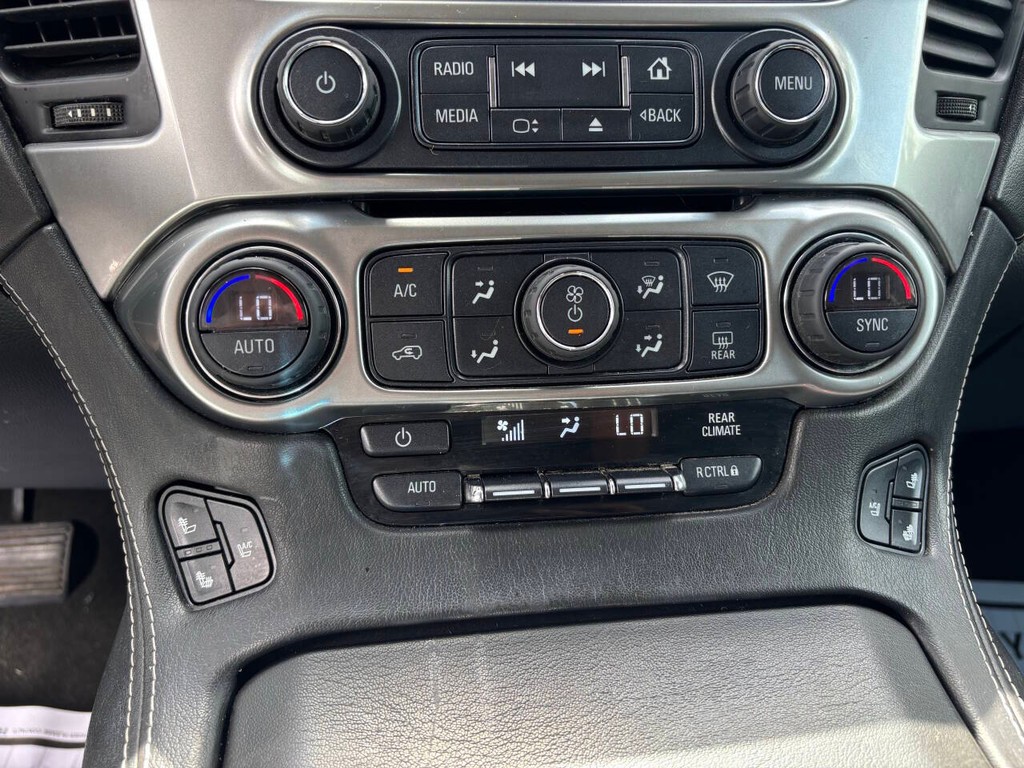 Chevrolet Suburban Vehicle Full-screen Gallery Image 26