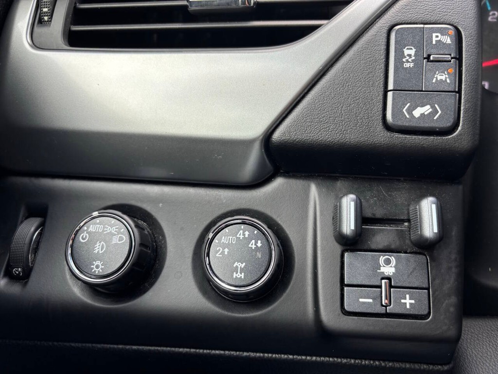 Chevrolet Suburban Vehicle Full-screen Gallery Image 29