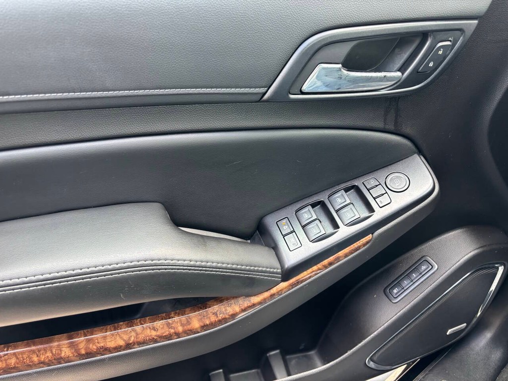 Chevrolet Suburban Vehicle Full-screen Gallery Image 30