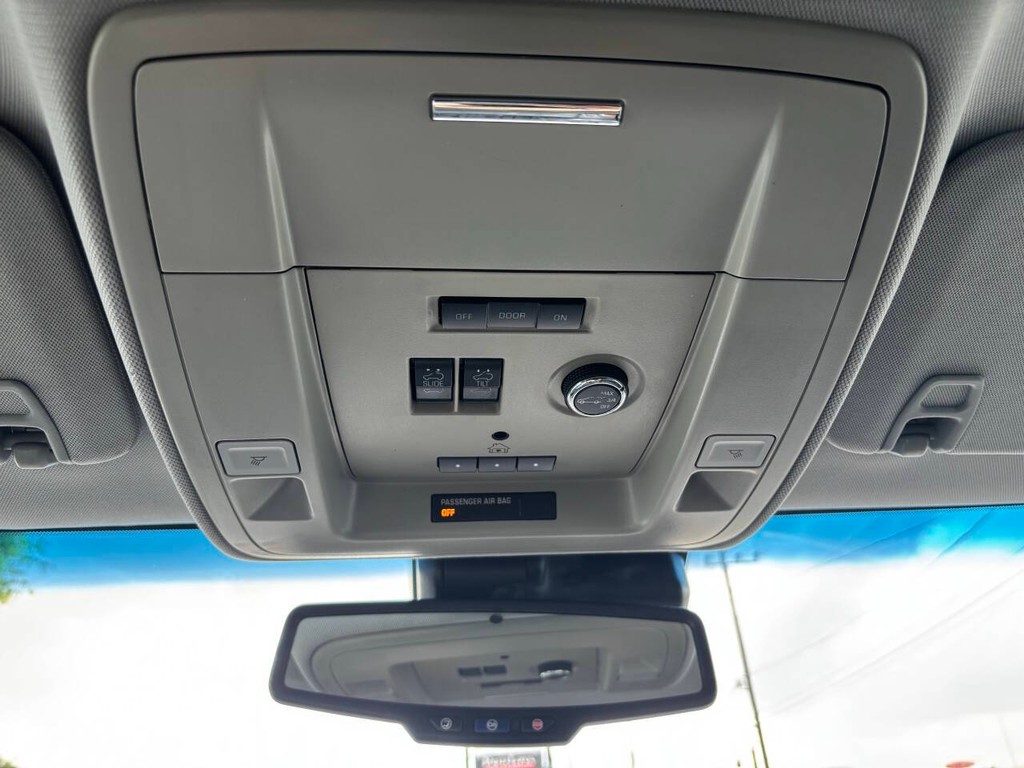 Chevrolet Suburban Vehicle Full-screen Gallery Image 31