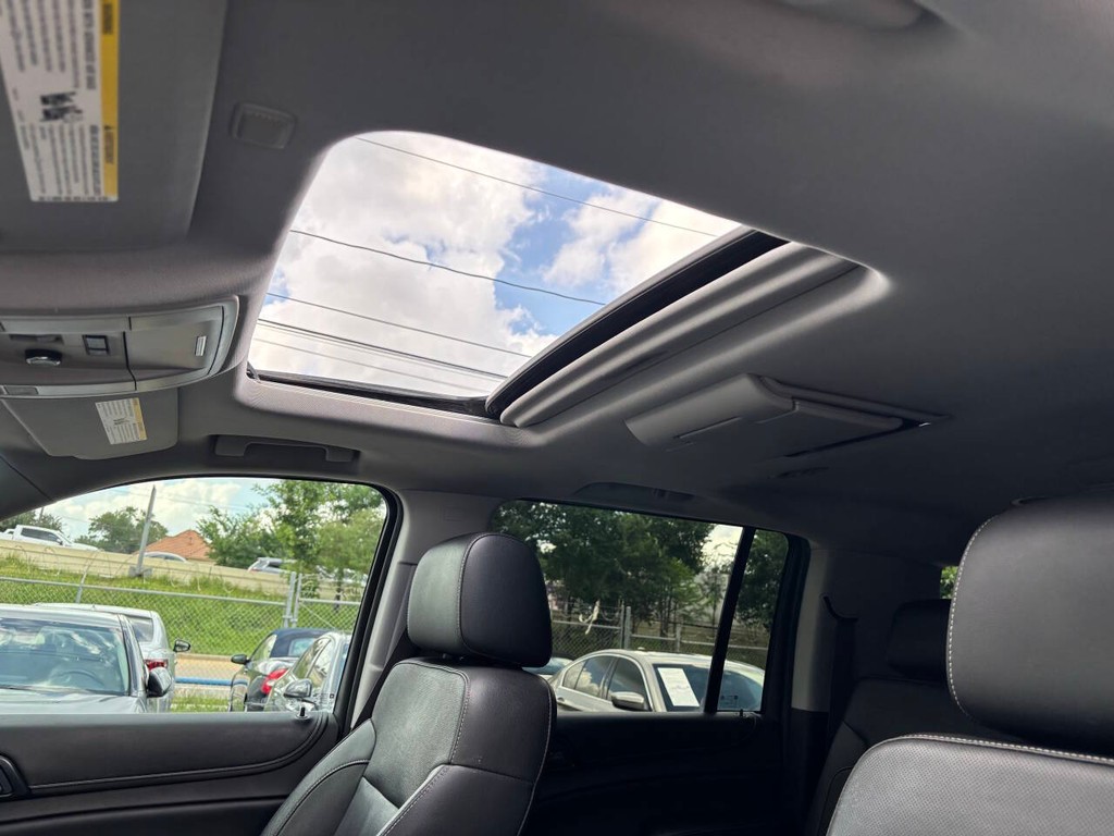 Chevrolet Suburban Vehicle Full-screen Gallery Image 32