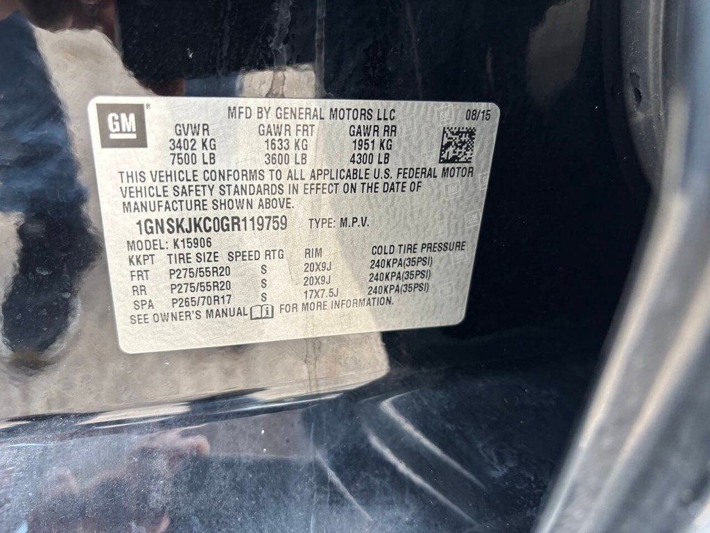 Chevrolet Suburban Vehicle Full-screen Gallery Image 35
