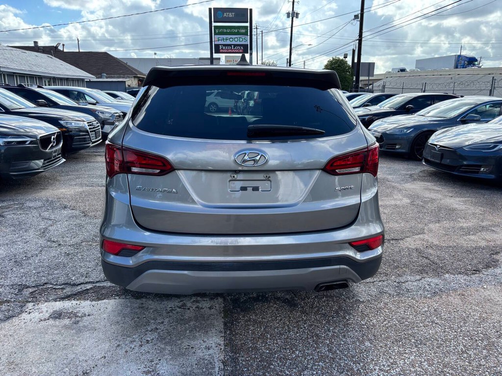 Hyundai Santa Fe Sport Vehicle Full-screen Gallery Image 05