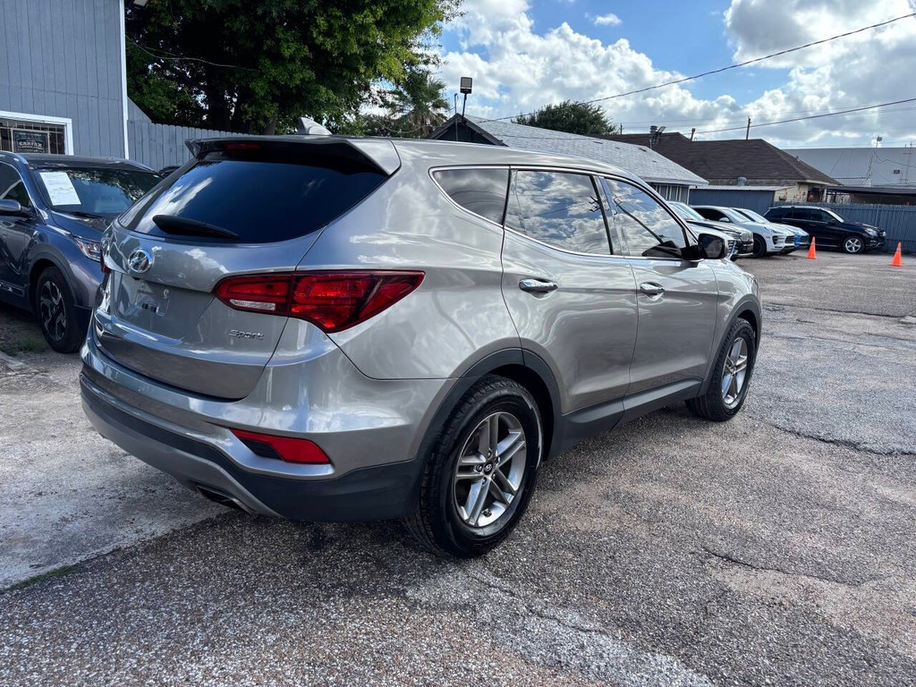 Hyundai Santa Fe Sport Vehicle Full-screen Gallery Image 06