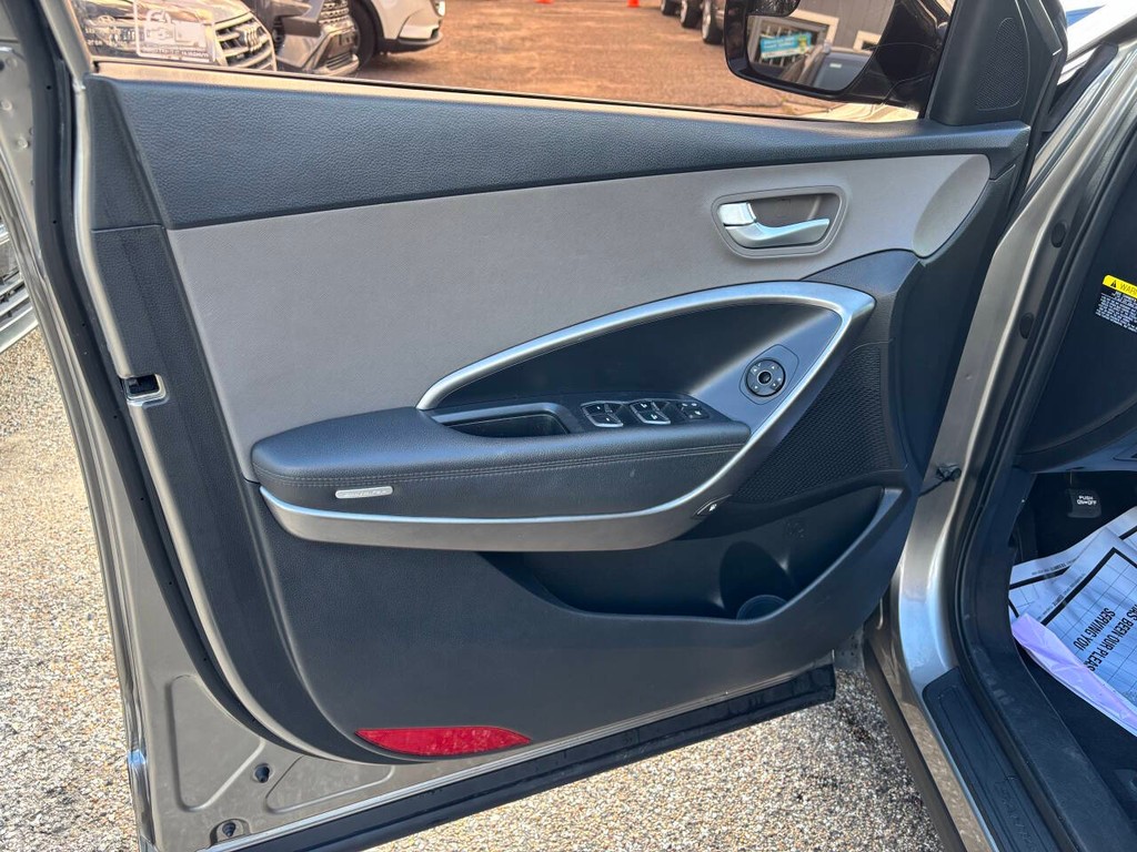 Hyundai Santa Fe Sport Vehicle Full-screen Gallery Image 09