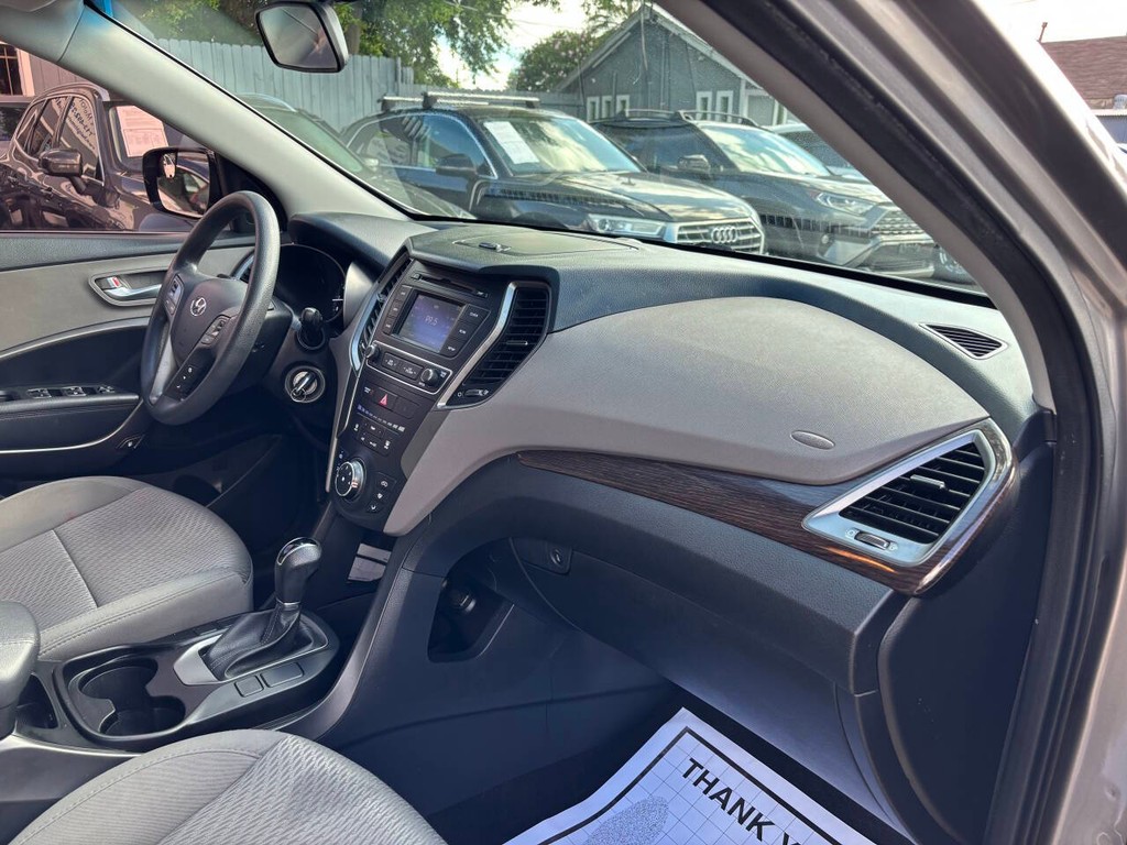 Hyundai Santa Fe Sport Vehicle Full-screen Gallery Image 10