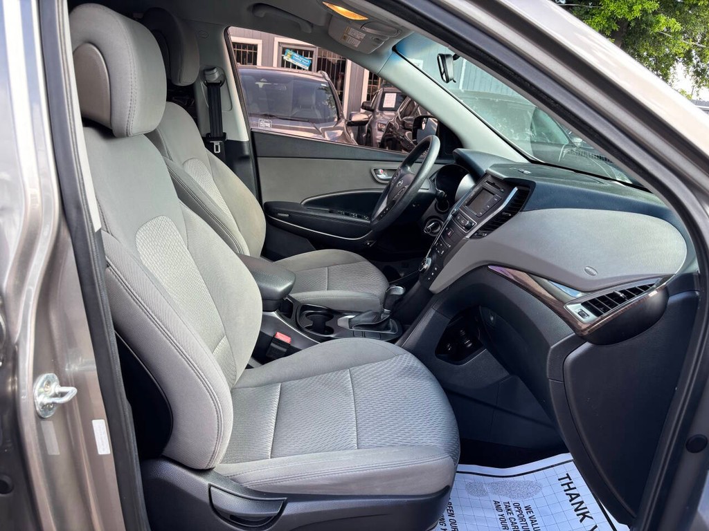 Hyundai Santa Fe Sport Vehicle Full-screen Gallery Image 11
