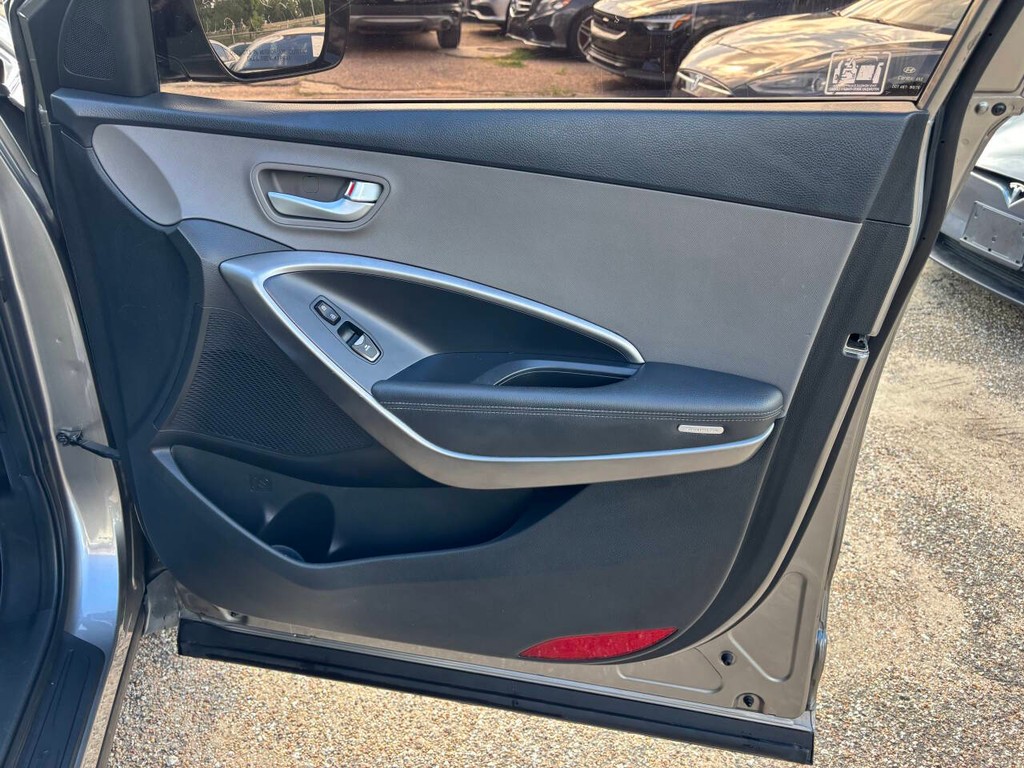 Hyundai Santa Fe Sport Vehicle Full-screen Gallery Image 12