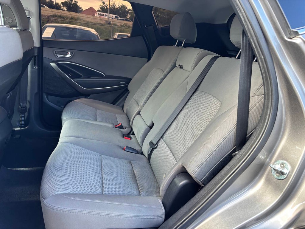 Hyundai Santa Fe Sport Vehicle Full-screen Gallery Image 13