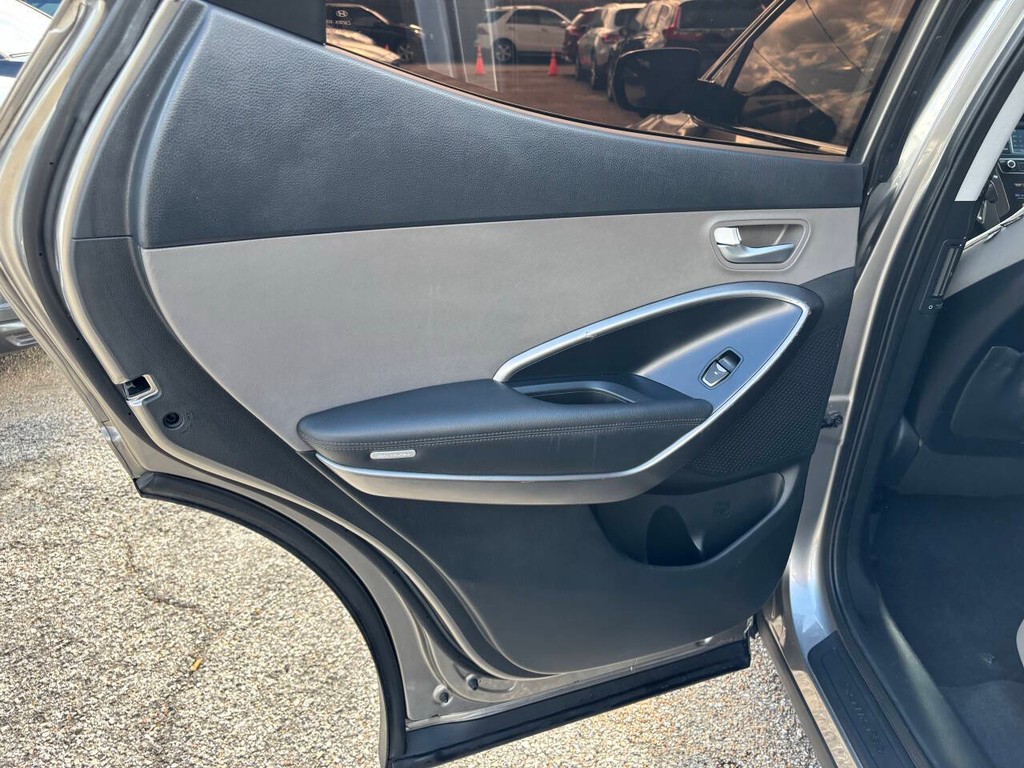Hyundai Santa Fe Sport Vehicle Full-screen Gallery Image 14