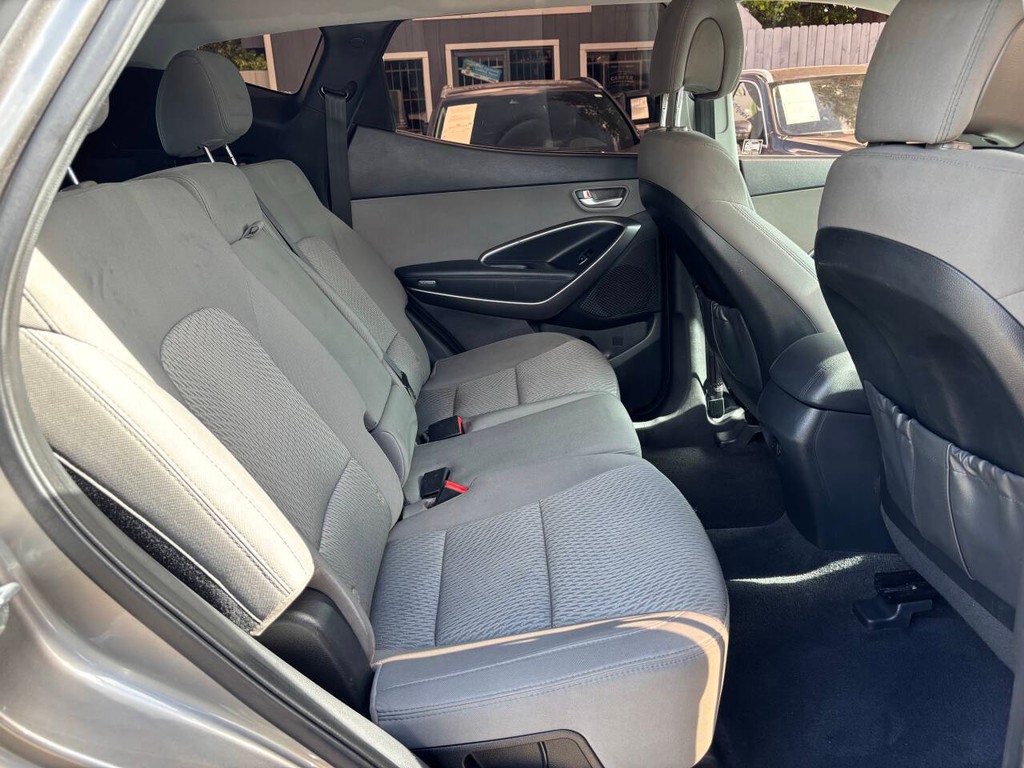Hyundai Santa Fe Sport Vehicle Full-screen Gallery Image 15
