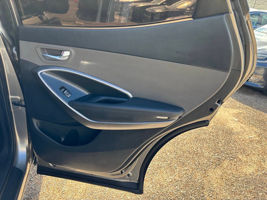 Hyundai Santa Fe Sport Vehicle Full-screen Gallery Image 16