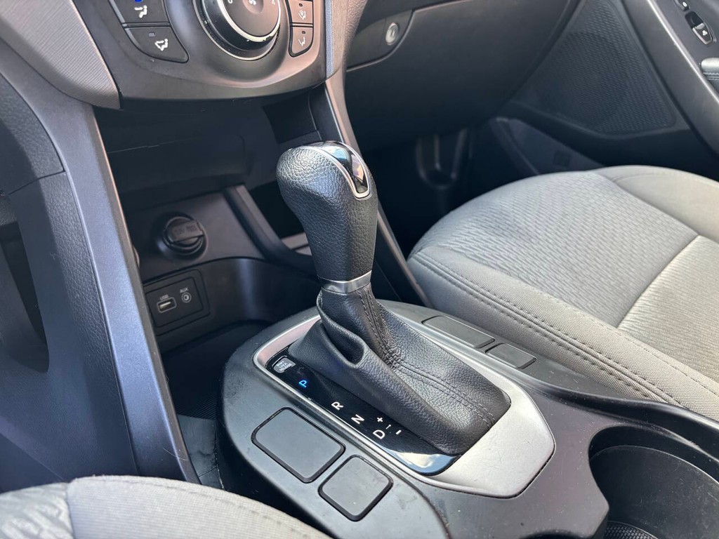 Hyundai Santa Fe Sport Vehicle Full-screen Gallery Image 21