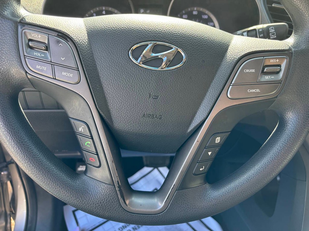 Hyundai Santa Fe Sport Vehicle Full-screen Gallery Image 23