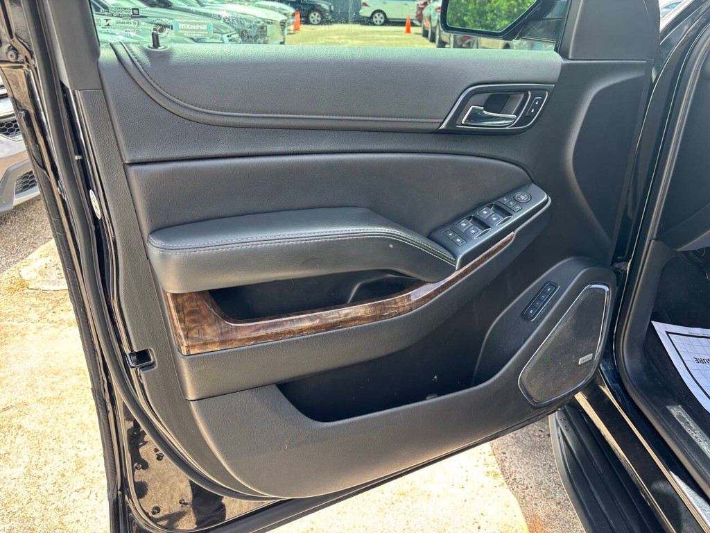 Chevrolet Suburban Vehicle Full-screen Gallery Image 10