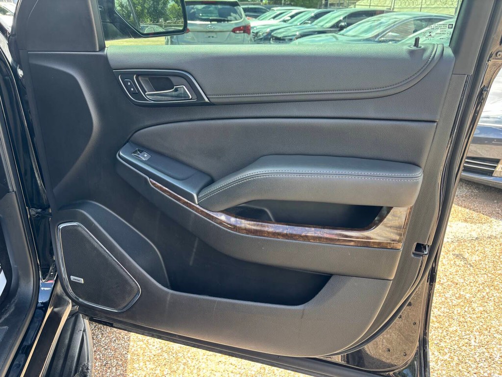 Chevrolet Suburban Vehicle Full-screen Gallery Image 13