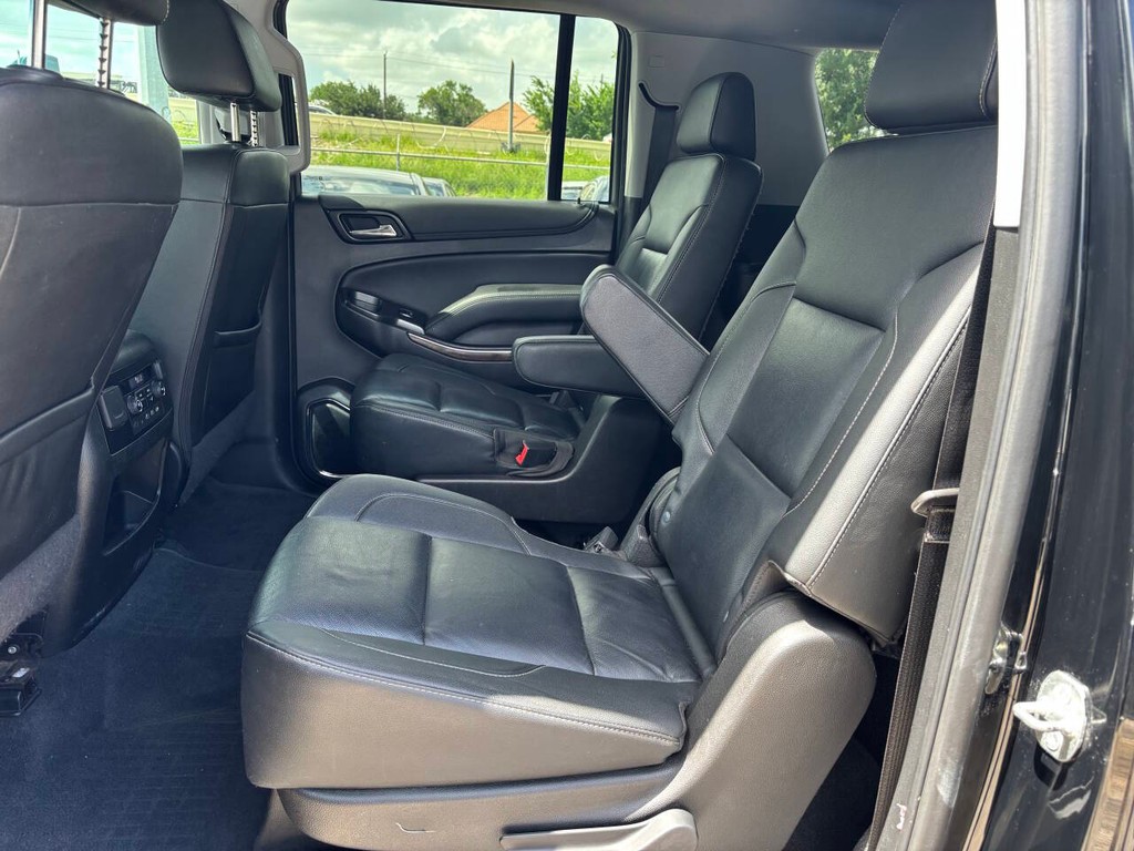 Chevrolet Suburban Vehicle Full-screen Gallery Image 14