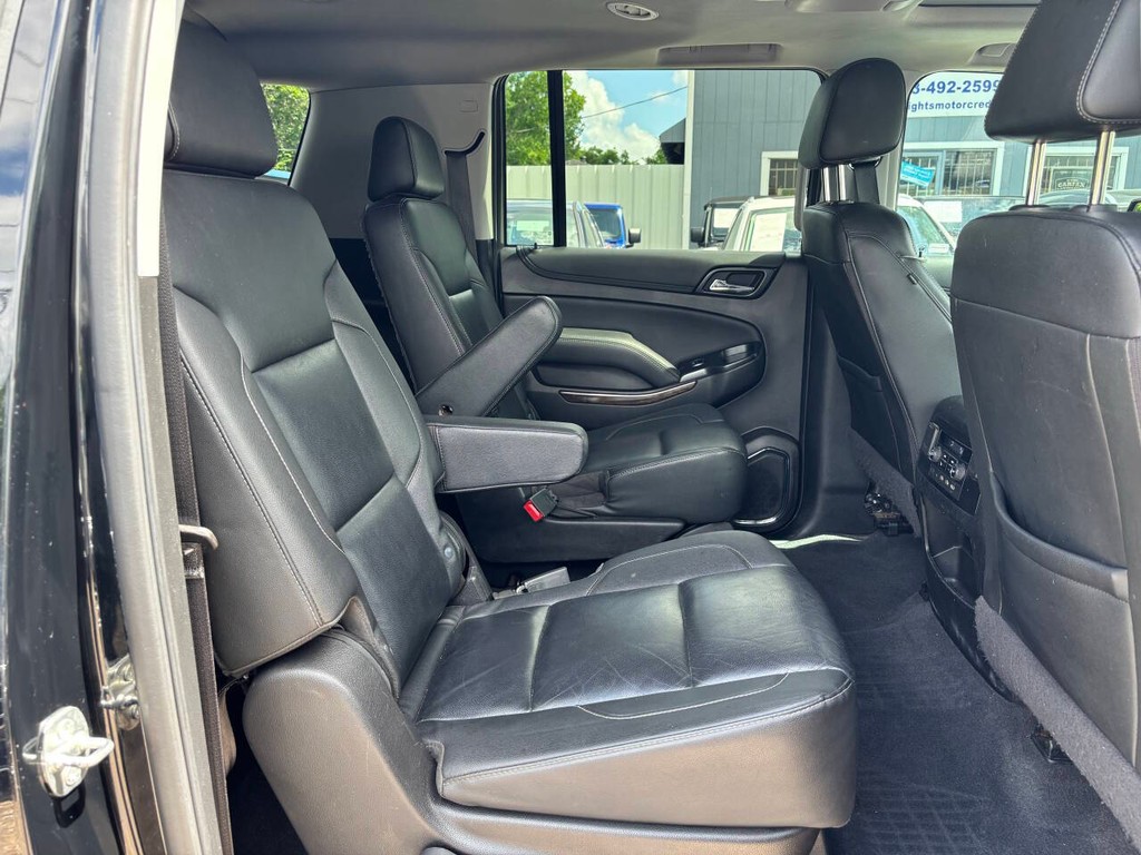 Chevrolet Suburban Vehicle Full-screen Gallery Image 15