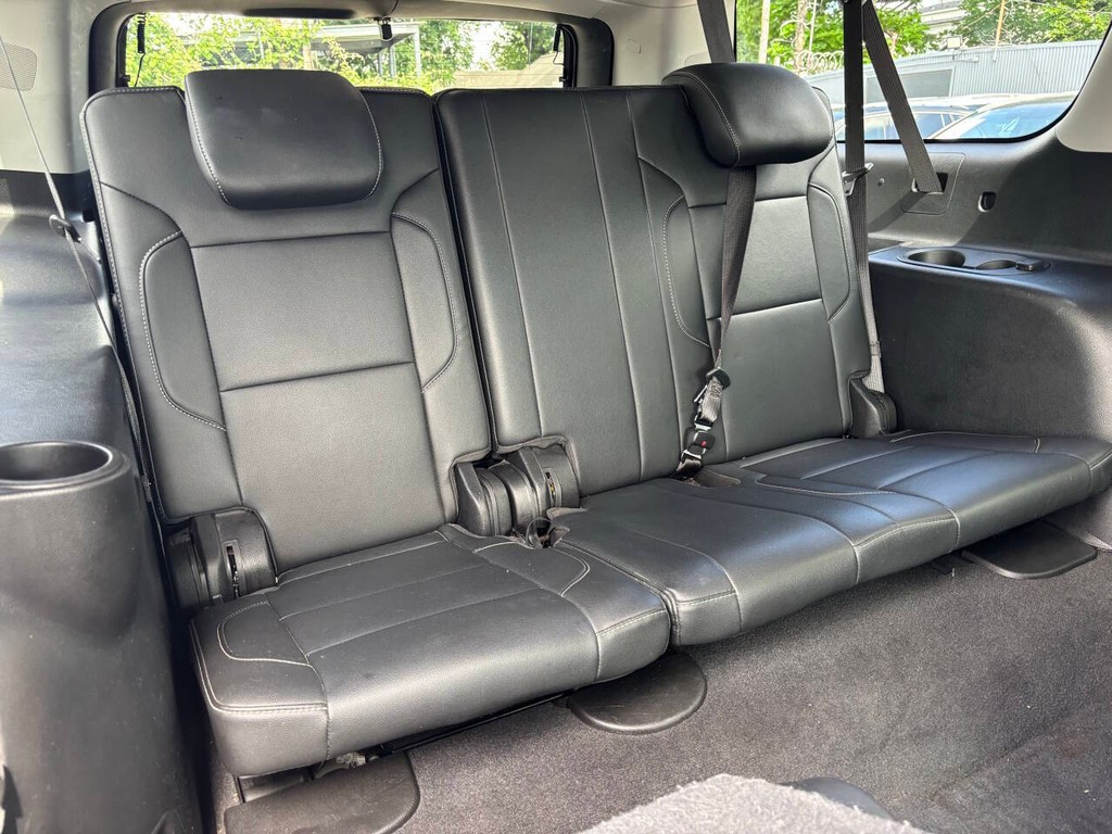 Chevrolet Suburban Vehicle Full-screen Gallery Image 17