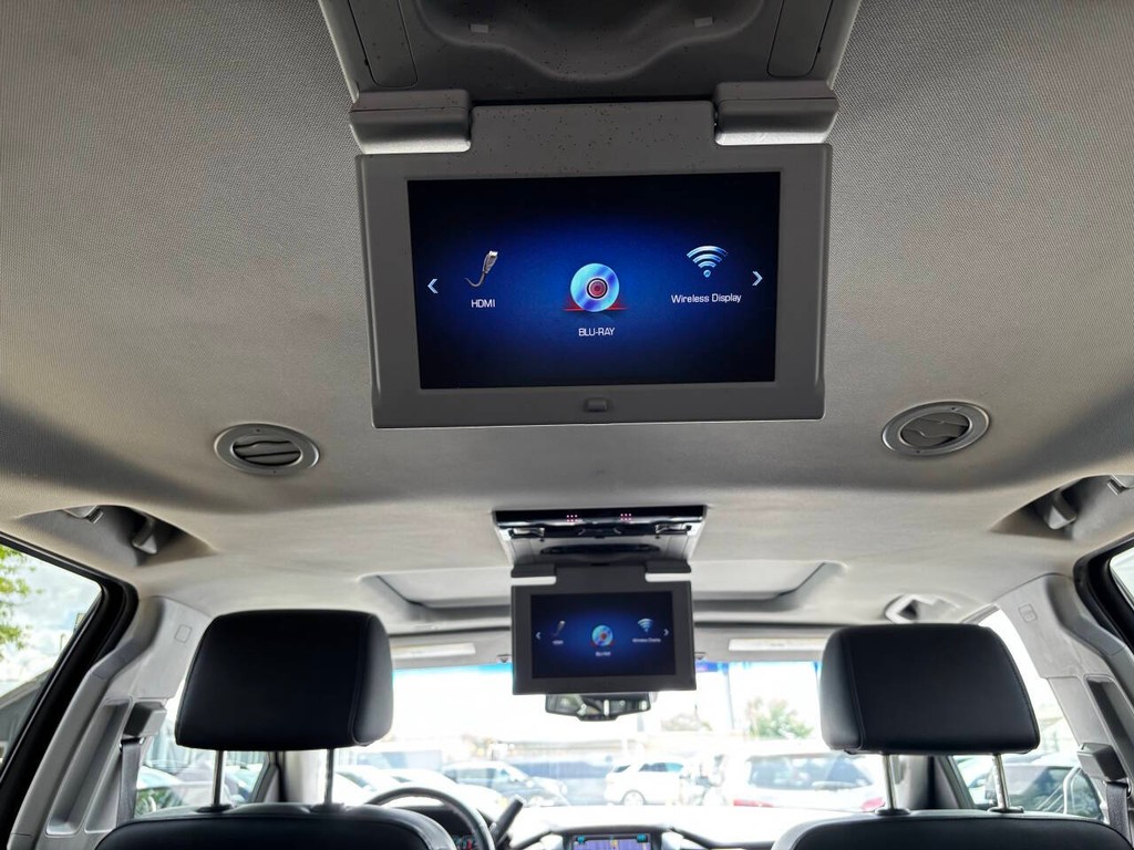 Chevrolet Suburban Vehicle Full-screen Gallery Image 18