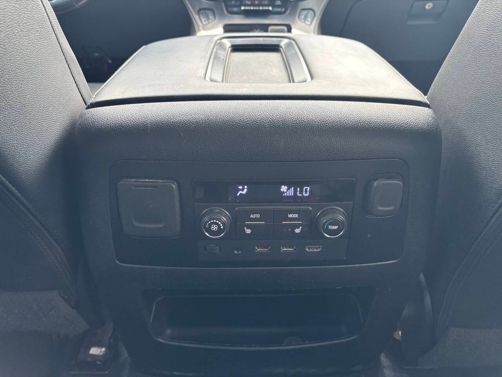 Chevrolet Suburban Vehicle Full-screen Gallery Image 19