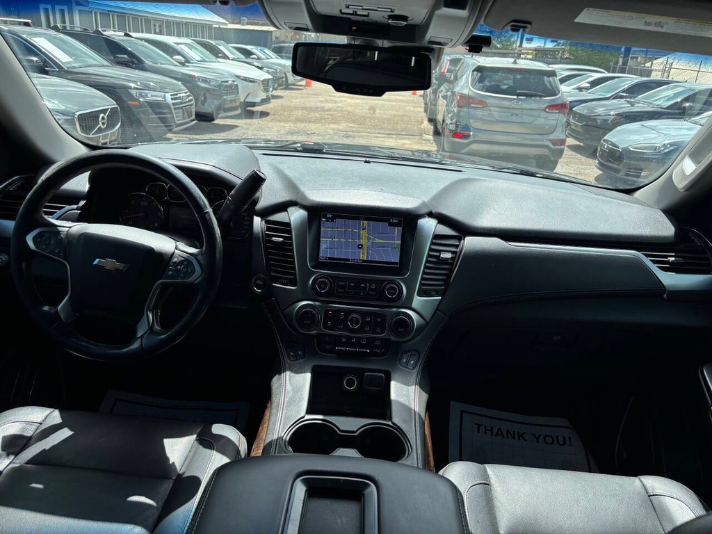 Chevrolet Suburban Vehicle Full-screen Gallery Image 21