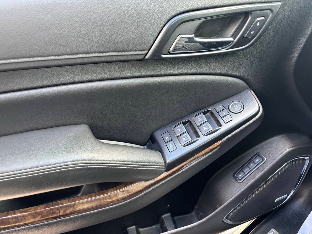 Chevrolet Suburban Vehicle Full-screen Gallery Image 26