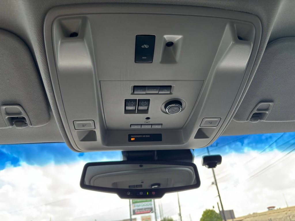 Chevrolet Suburban Vehicle Full-screen Gallery Image 27