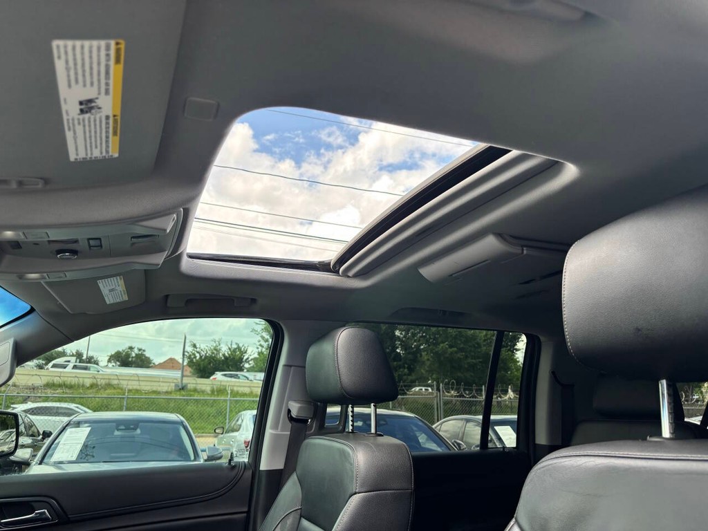 Chevrolet Suburban Vehicle Full-screen Gallery Image 28