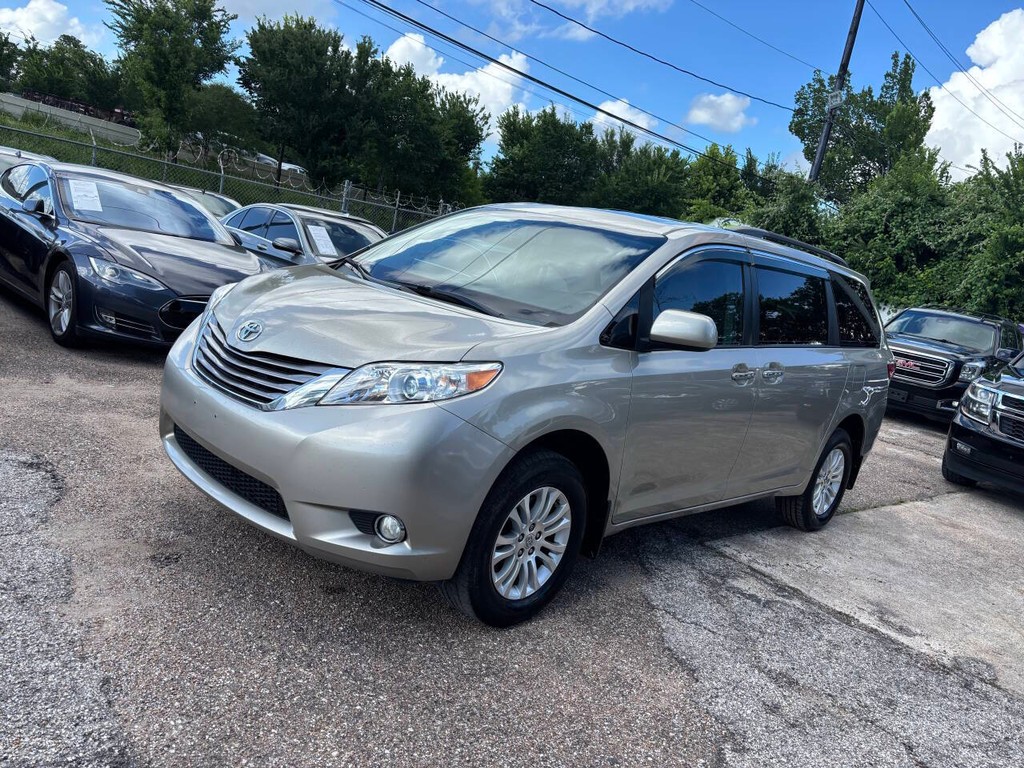 Toyota Sienna Vehicle Full-screen Gallery Image 03