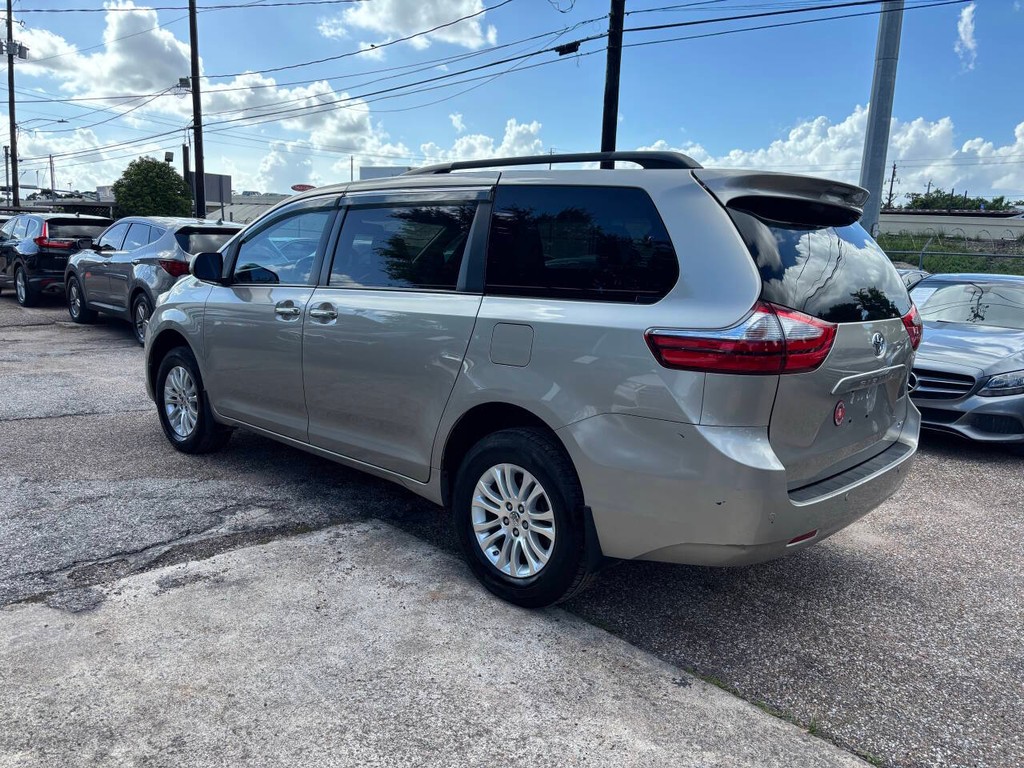 Toyota Sienna Vehicle Full-screen Gallery Image 04