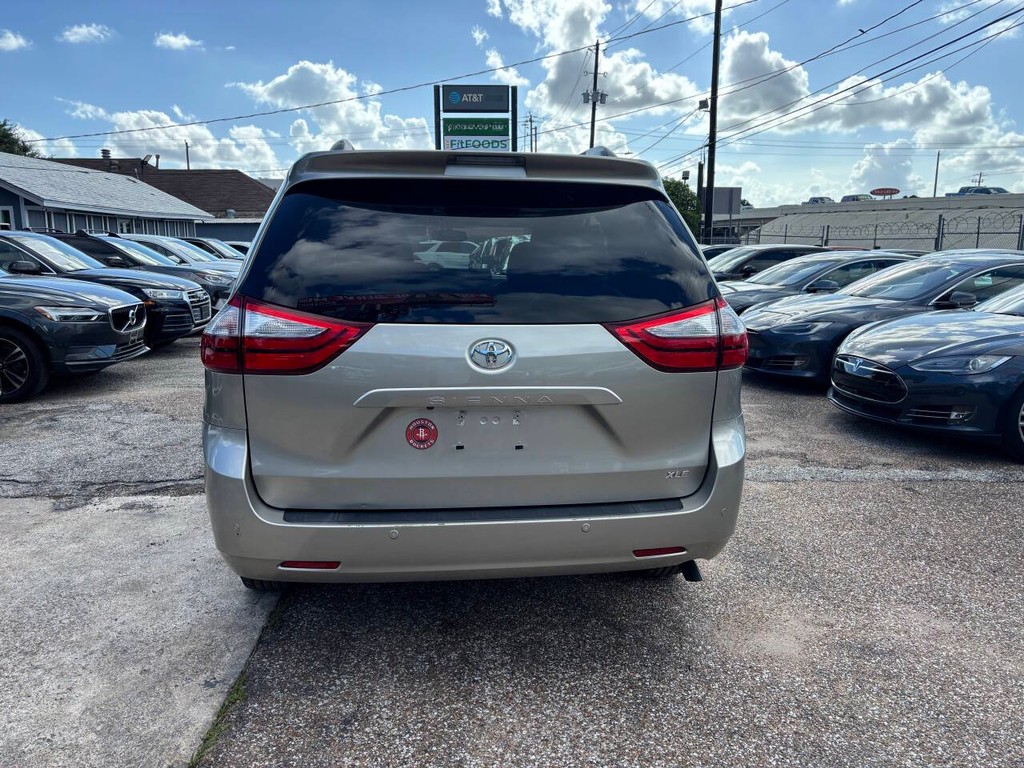 Toyota Sienna Vehicle Full-screen Gallery Image 05