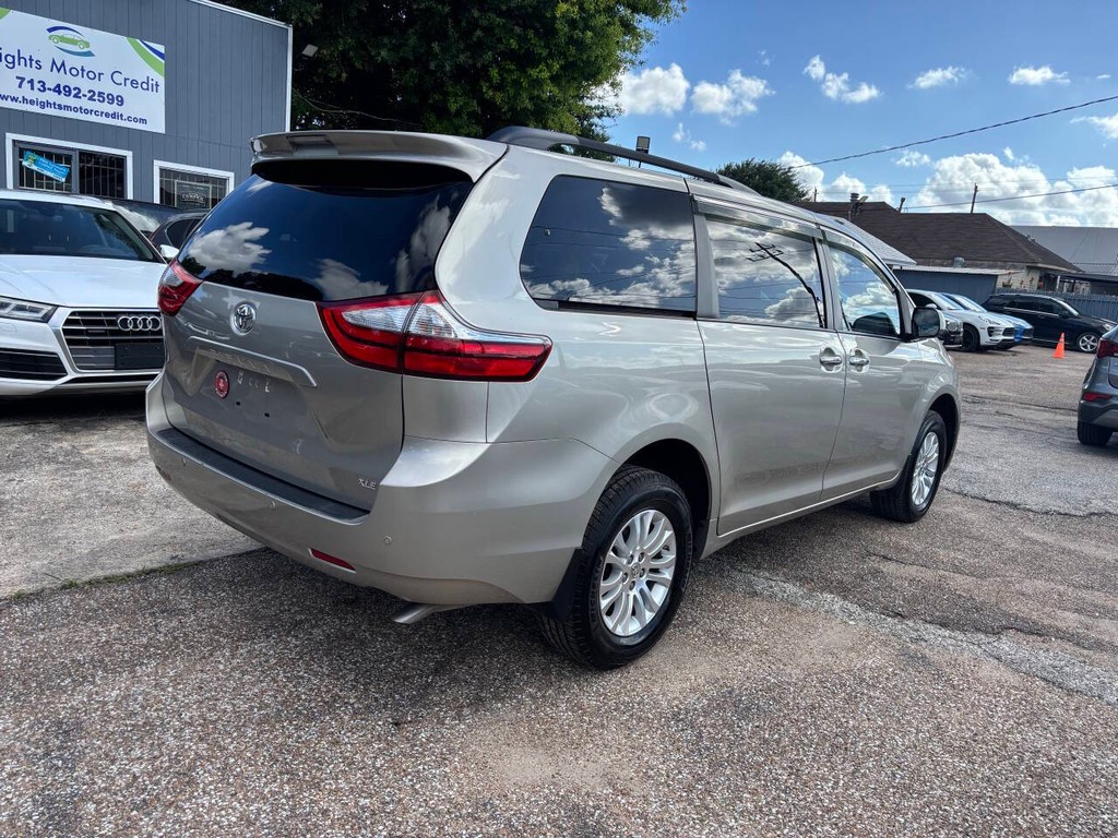 Toyota Sienna Vehicle Full-screen Gallery Image 06