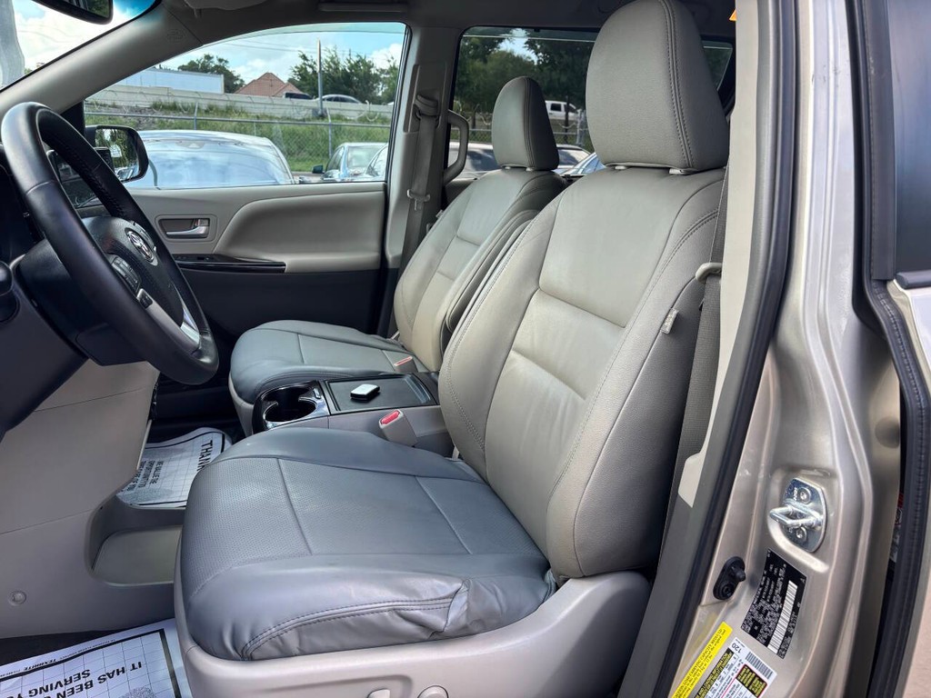 Toyota Sienna Vehicle Full-screen Gallery Image 08